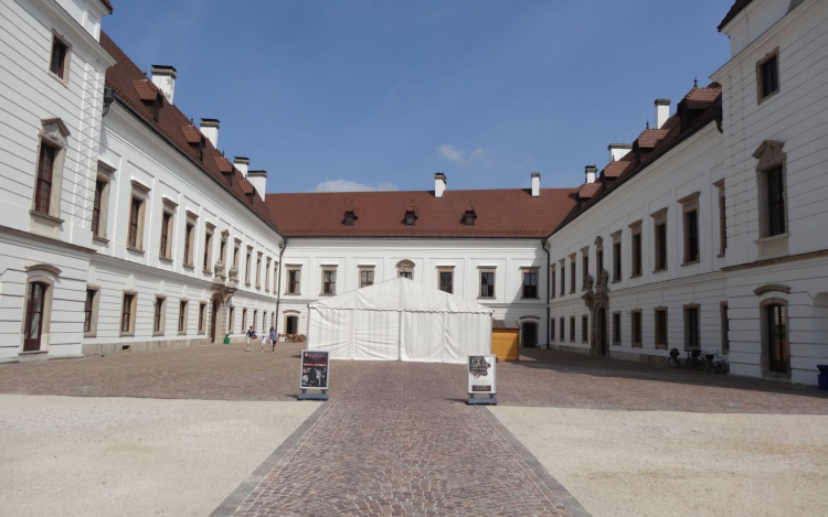 Az Esterházy-kastély udvarán rendezik meg a nyolcadik ökumenikus napot