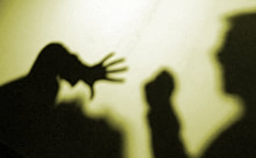 Letartóztatásban az élettársa rendszeres bántalmazásával gyanúsított férfi