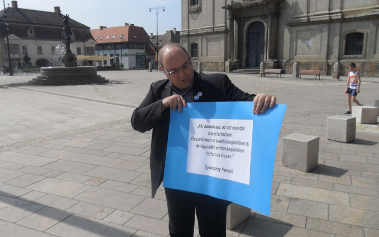 DK: A kormány hergeli a lakosságot a menekültek ellen