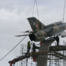 MiG-21 Emlékmű - Pápa - A gép emelése