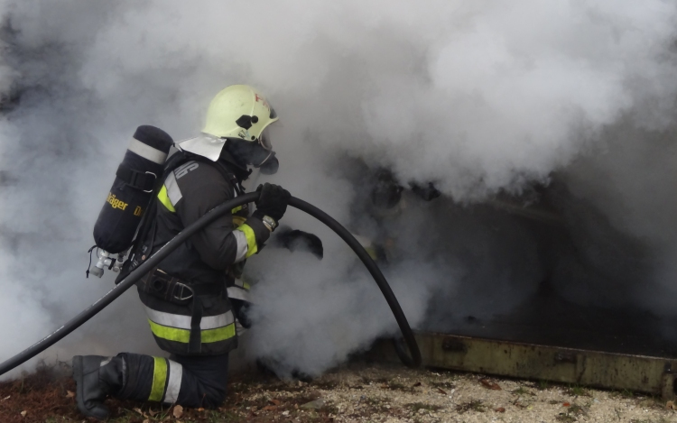 Melléképület égett a Vasút utcában