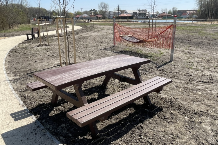 Megrongált egy táblát egy fiatal a Külső-Várkertben