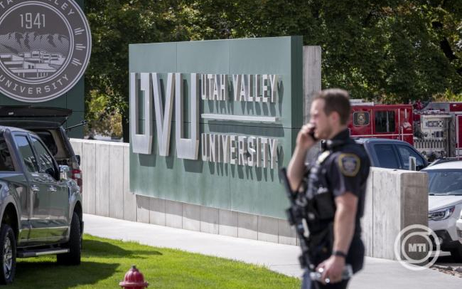 Meghalt Charlie Kirk amerikai konzervatív aktivista nem sokkal azután, hogy lövés érte Utah államban, egy rendezvényen