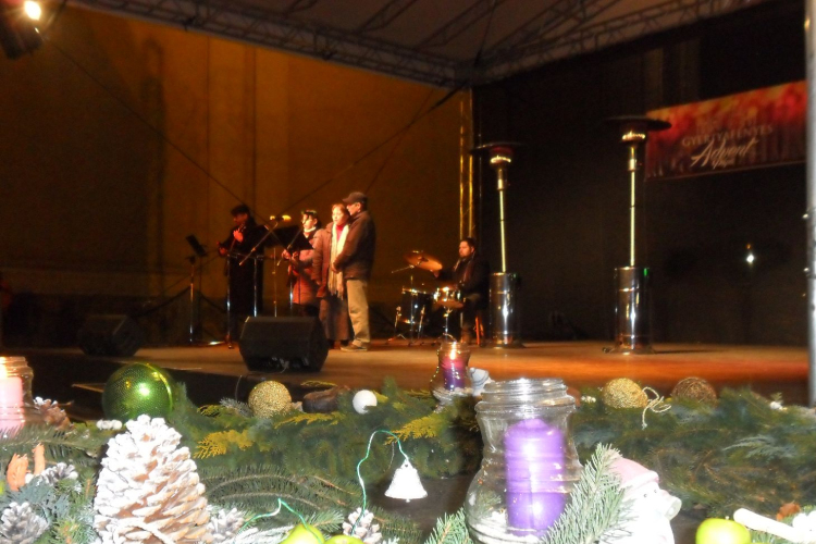 Négy gyertya ég a város adventi koszorúján