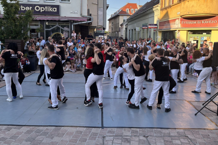 Megtelt élettel a pápai belváros