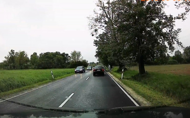 Pápa és Nagygyimót közötti balesetet rögzített olvasónk fedélzeti kamerája