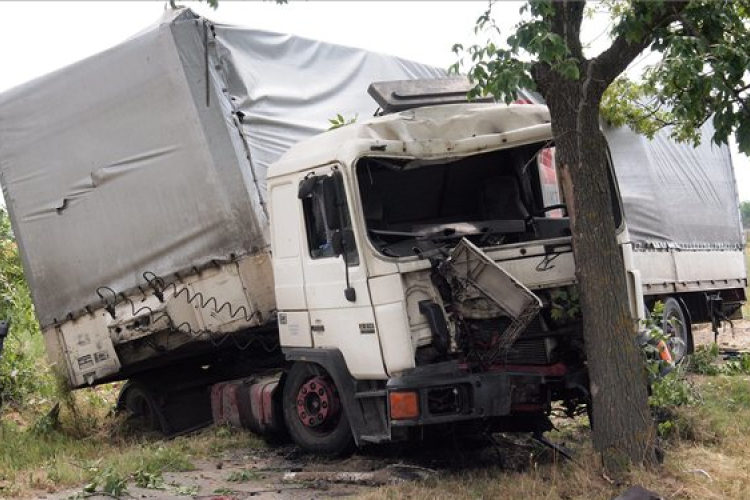 Nyerges vontató és kisteherautó ütközött a 83-ason