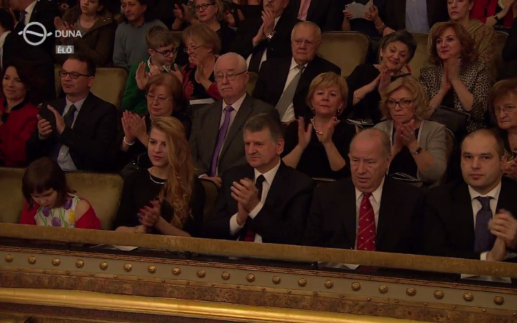 Durva! Kövér László levágatta a bajszát