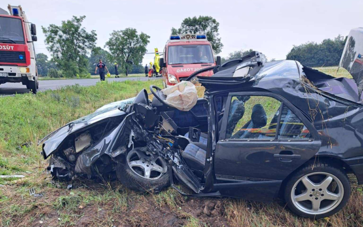 Csúnyán elnézte az egyik kanyart egy mercis Noszlopnál