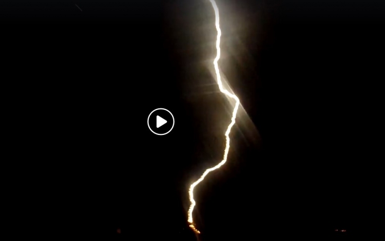 Videón a villámcsapás, amire felriadt a fél város