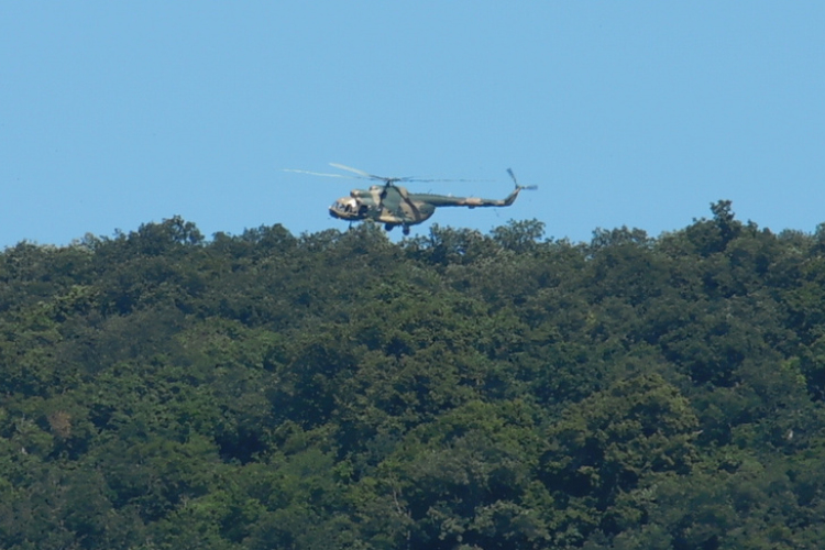 Meghalt a siklóernyős, akit a mentést végző honvédségi helikopter sodort le a fáról