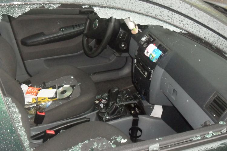 Autók üvegét verték be a Kiliánon