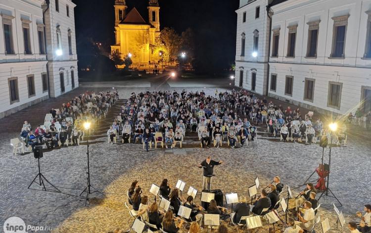 Idén is koncerttel búcsúztatták a nyarat a pápai fúvósok