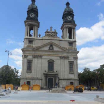 Lázas készülődés a pápai Fő téren!