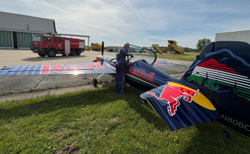 Kényszerleszállást hajtott végre a pápai Bázisrepülőtéren a műrepülő világbajnok