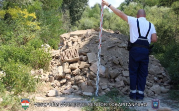 Lerakott egy nagy kupac építési törmeléket, azt mondta, csak a rossz út hibáit akarta javítani