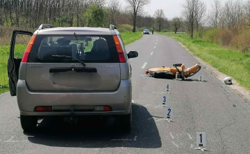 Motoros és személyautó karambolozott Dákánál