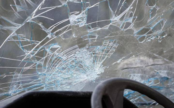 Árokba borult egy autó Pápakovácsiban