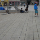 Fugáznak, aszfaltoznak, építik a színpadot a Fő téren