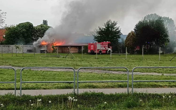 Egy tároló gyulladt ki a Vak Bottyán utcában
