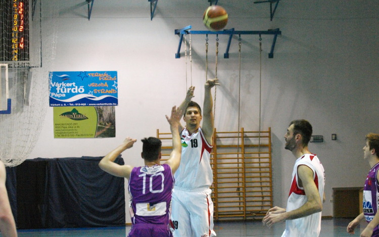 Továbbra is hibátlanul a rájátszásban