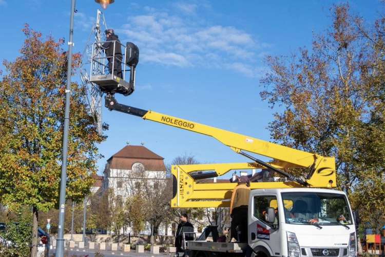 Kiderült, miért vannak még fent az ünnepi díszek a városban