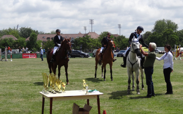 Remek pályán, rangos díjugrató verseny Pápán