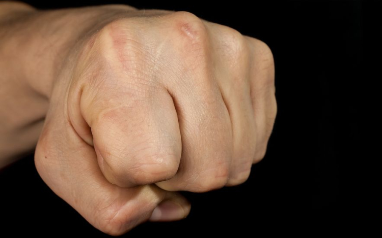 Megverte és megöléssel fenyegette a feleségét a 60 éves férfi