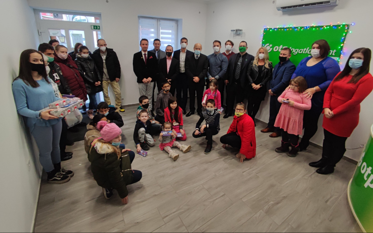 Négy rászoruló család karácsonyát tették szebbé az OTP ingatlanpontosok