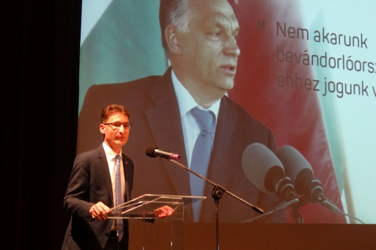 Nem akarunk bevándorlóország lenni - Lakossági fórumot tartott Pápán a Fidesz és a KDNP