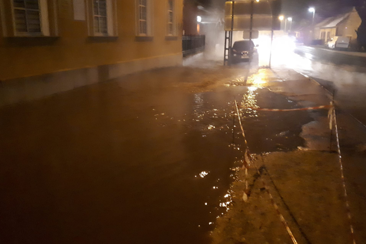 Ismét elöntötte a víz a Vásár utcát és környékét