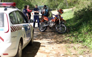 Ittasan és jogosítvány nélkül motorozott az erdőben