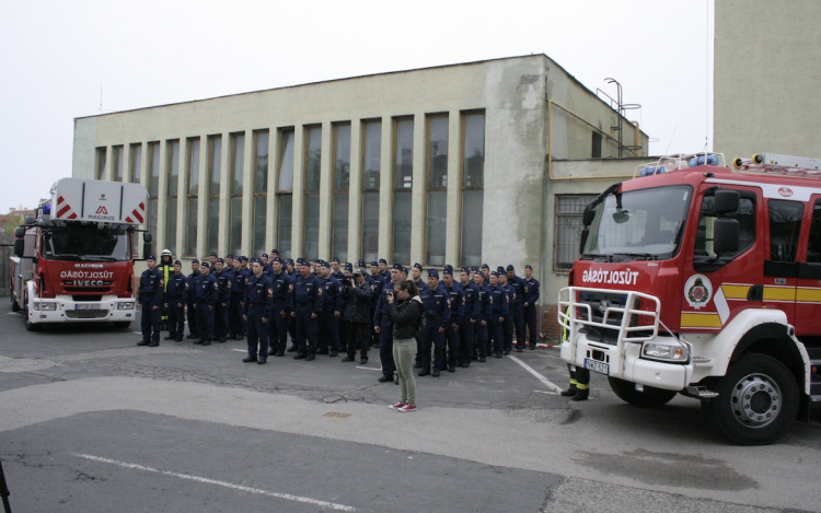 Két új tűzoltóautót kaptak a pápai lánglovagok