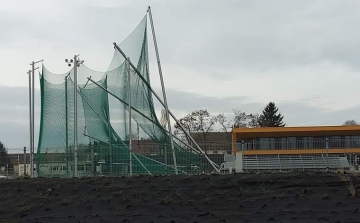 Megrongálta a viharos szél az épülő Atlétikai Centrum dobókörének hálóját