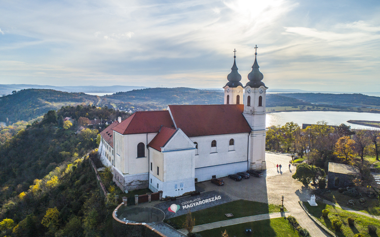 Vádemelés az egyházi intézményeket fosztogató férfi ellen