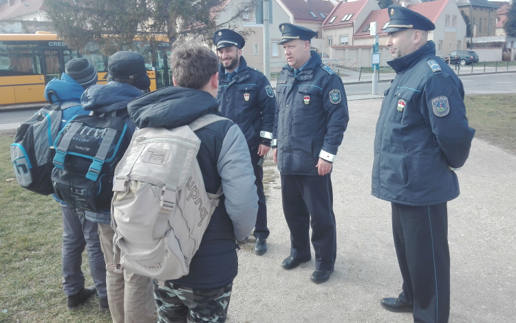 Diákokat ellenőriztek Pápán