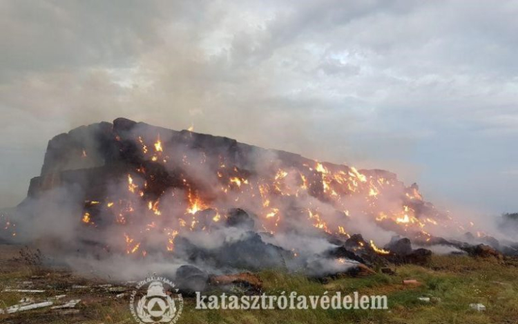 Többezer szalmabála lángolt Takácsiban