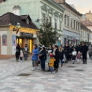 Óvodások karácsonyfa díszítése a belvárosban