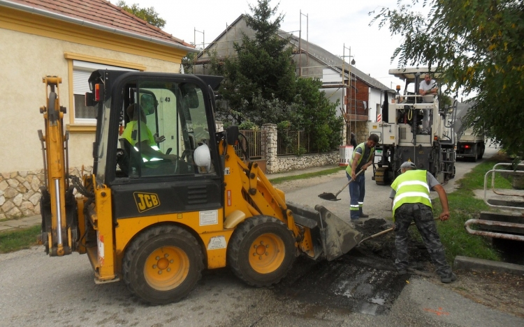 Országos költségvetési forrásból újítaná fel Pápa úthálózatát a Jobbik
