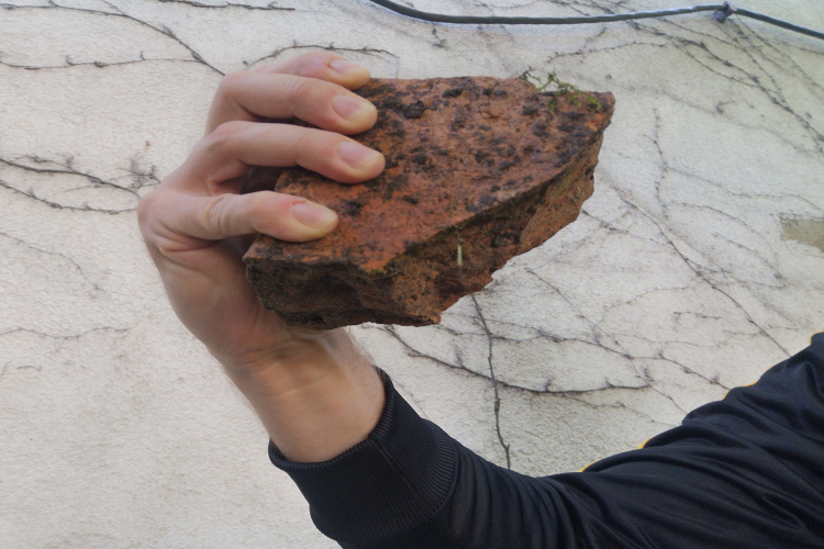 Féltéglával fenyegetőzve követelte a mosogatógép árát az egyik Pápa környéki faluban