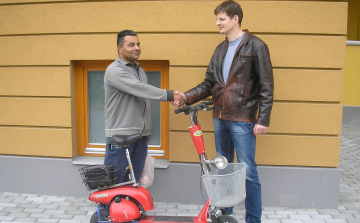 Motoros rollert lopott ismerősétől