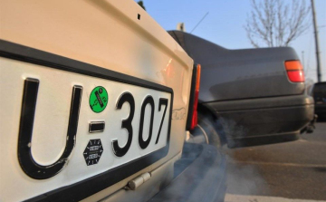 Feldrótozta a rendszámot az autójára