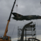 MiG-21 Emlékmű - Pápa - A gép emelése