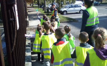 Séta a rendőr nénivel, az ovi körül