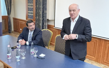 Mesterházy Attilával zárta a kampányrendezvények során az ellenzék Pápán