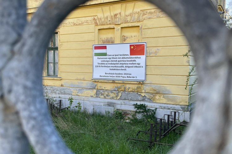 Különös tábla jelent meg a volt Elekthermax gyár falán Pápán