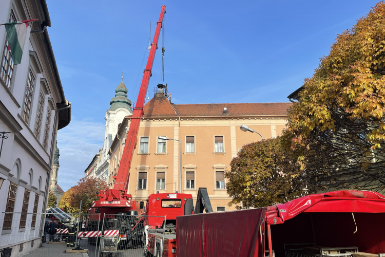 Eltávolítják a légvédelmi szirénát a régi Városháza tetejéről