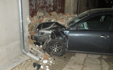 Ittasan hajtott a kerítésnek autójával, majd távozott