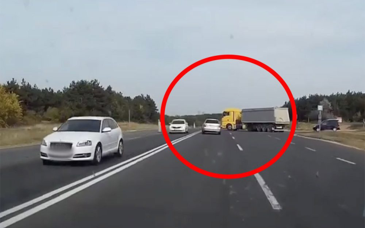 Elképesztő! Kétszer két sávon fordult meg egy kamion a 8-ason