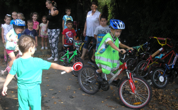 Közlekedj szabályosan! – rendőrök az óvodában